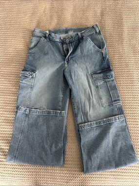Like new GAP '90s Loose Mid Rise Denim Cargo Jeans - Light Blue